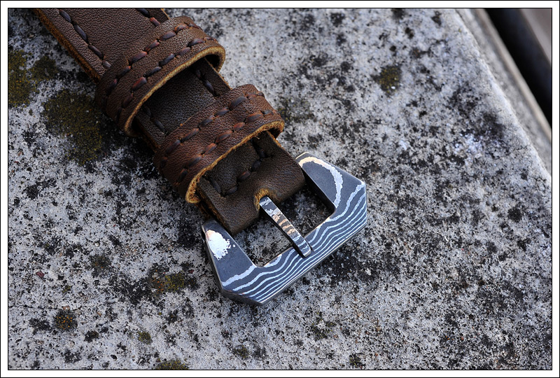 http://www.aescustomknives.com/images21/leatherdamascus11.jpg