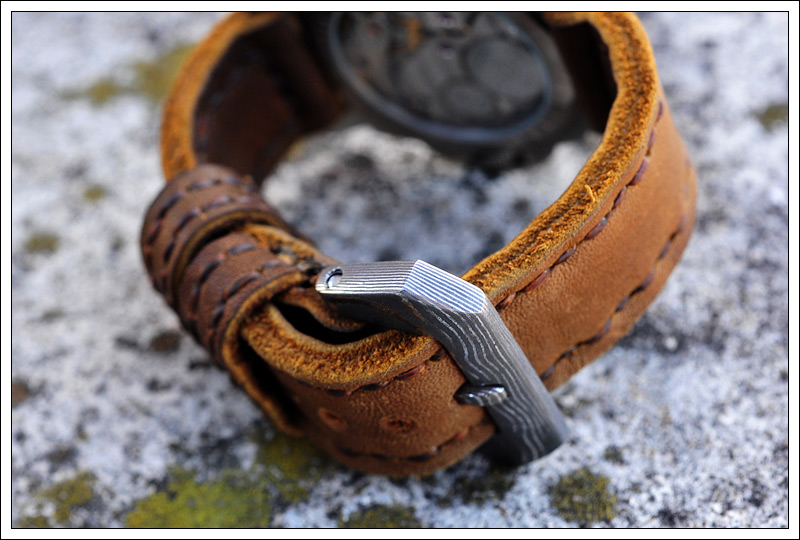 http://www.aescustomknives.com/images21/leatherdamascus5.jpg